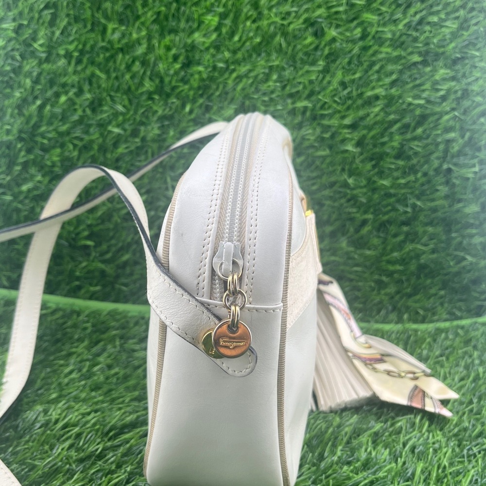 Salvatore Ferragamo Ivory Leather Vara Bow Camera Crossbody Gold Hardware Italy - Picture 9 of 16